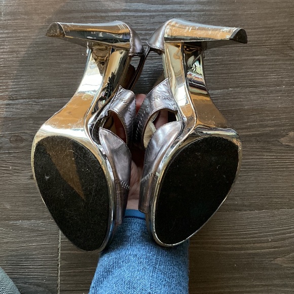 Michael Kors T-Strap Zip Heel Sz 8.5 - Chrome Metallic - Picture 6 of 7